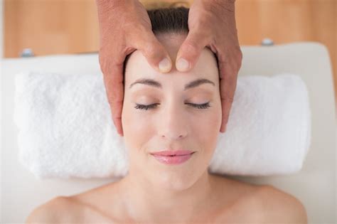 Premium Photo Woman Receiving Head Massage