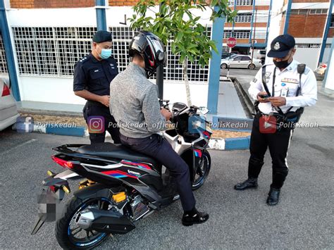 Tak sadar, tubuh kami berdua jadi berhimpitan hingga menimbulkan rangsangan yang cukup berarti untukku. Polis saman polis - Malaysiapost