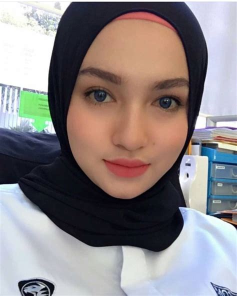 pin oleh binsalam di hijab cantik di 2020 produk kecantikan wanita wanita cantik