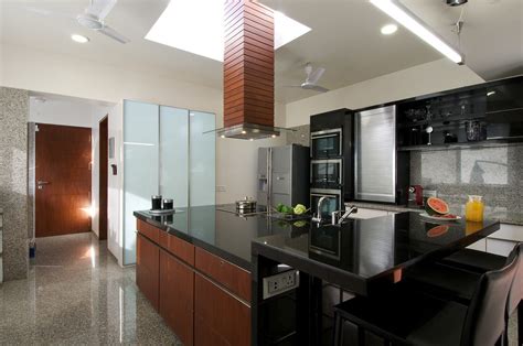 Modern Dark Kitchen, Dinesh Mill Bungalow in Baroda, India ...