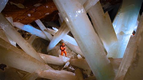 墨西哥，奈卡水晶洞的巨大亚硒酸盐晶体 墨西哥，奈卡水晶洞的巨大亚硒酸盐晶体 © Carsten Petergetty Images