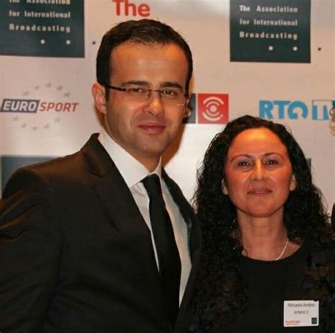 Dezbate cele mai arzătoare subiecte ale momentului, are cei mai aleşi invitaţi fie din domeniul politic. Producatoarea lui Mihai Gadea face destainuiri : Imi pare ...