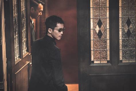 爰자는 막대기나 밧줄을 붙잡고 있는 모습을 그린 것이다. "日岡"松坂桃李、一匹狼の刑事へ覚醒：『孤狼の血 LEVEL2 ...