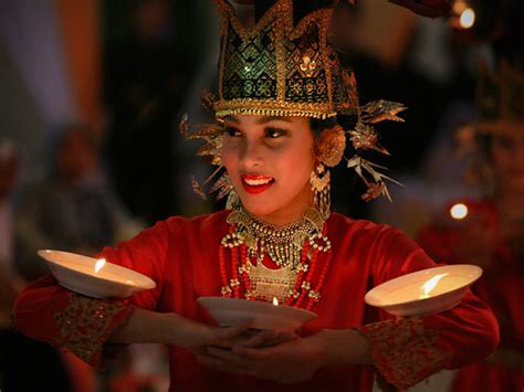 Dahulu, nama seorang anak itu selalu digabung dengan nama si mama, tapi. Plate Dance | Visit Indonesia - The Most Beautiful ...
