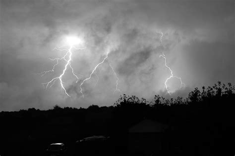 图片素材 黑与白 大气层 黑暗 天气 风暴 闪电 云层 雷雨 单色摄影 2325x1550 1058837