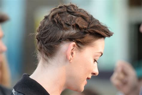 Anne Hathaway Best Pixie Hairstyles Popsugar Beauty