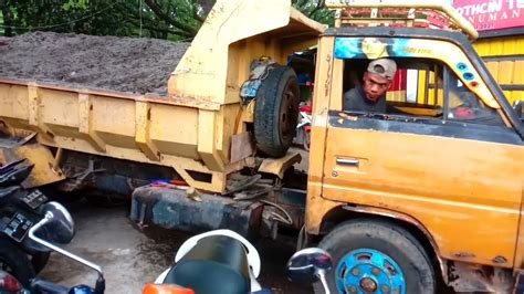 Mobil Dump Truk Mini Bongkar Muatan Pasir Tinggi Menggunung Di