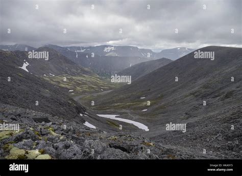 Valle de montaña con rocas cubiertas de musgos y líquenes Nublado