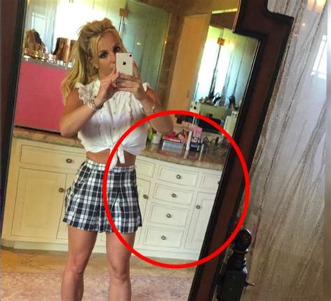 Britney Spears Suffers Major Photoshop Fail As She Appears To Slim Waist In New Selfie Metro News