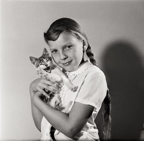 Eintrittskarten erhalten sie im haus des gastes, kietz 7, 15299 müllrose. Fotografie eines Mädchen mit Katze :: Heimatmuseum ...