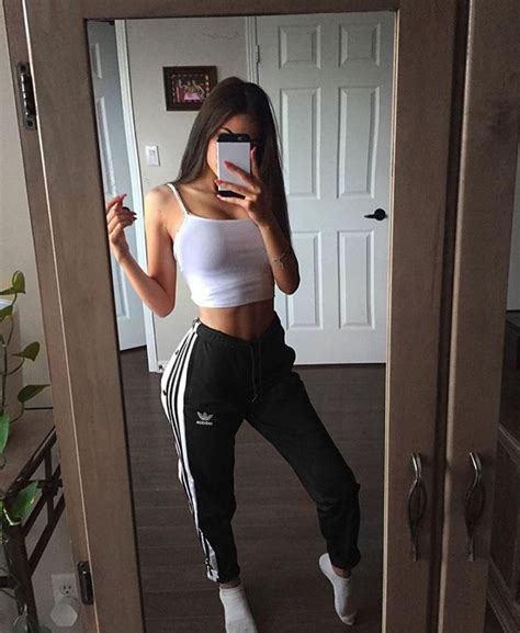 Choose Your Favorite Mirror Selfie Outfits With Leggings