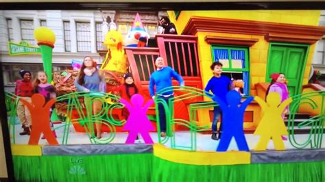 Macy S Thanksgiving Parade Questlove And Sesame Street Youtube