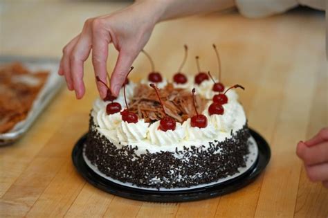 Umesiti testo od vode, meda, ulja, sode bikarbone i brašna. Posna Moskva šnit torta (RECEPTI) in 2020 | Posne torte, Torte recepti, Food