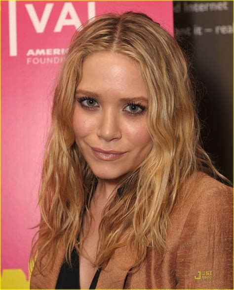Mary Kate Olsen Driven Off The Road By Paparazzi Photo 1808021 Mary