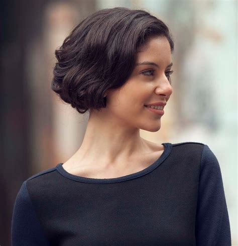 7 Cute Short Curly Hairstyles For Date Night