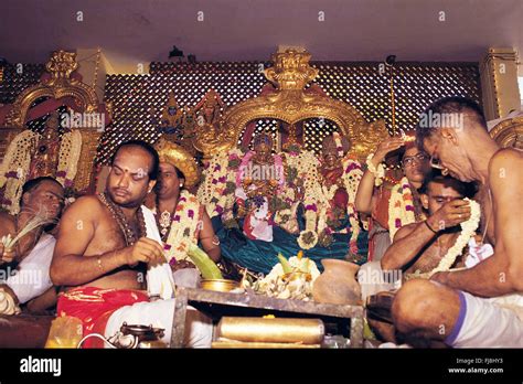 Priests Performing Rituals Of Gods Meenakshi Temple Madurai Tamil Nadu India Asia Stock