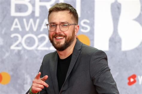 Who Is Love Island Voiceover Man Iain Stirling Meet Itv2 Narrator