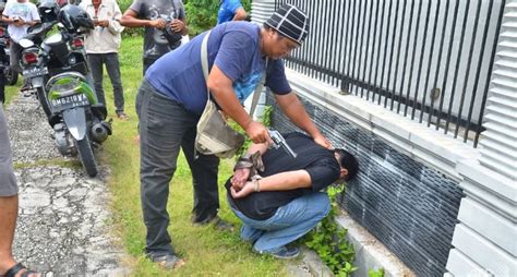 Ketua polis daerah kota bharu, asisten komisioner abdul rahim daud berkata, sebelum ini, banduan itu. 200 banduan larikan diri beramai-ramai dari penjara ...