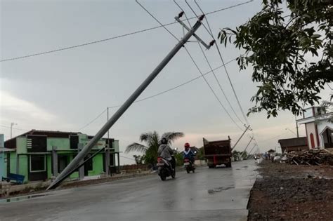 Find places and points of interest around pt.pln (persero) rayon sumberrejo Diterjang Angin Kencang, Sembilan Tiang Listrik Nyaris Ambruk