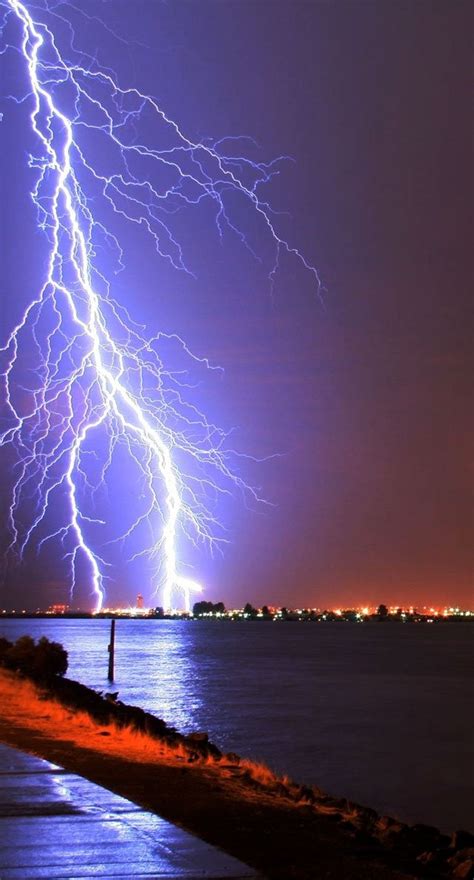 Dangerous Yet Amazing Pics Of Lightning Nature Shots