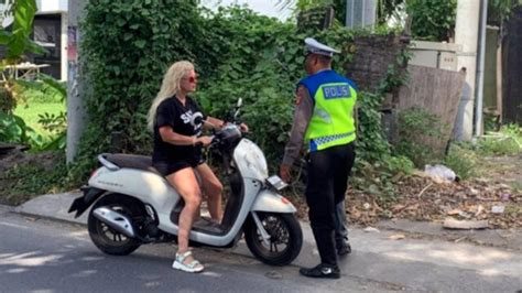 Terungkap Alasan Turis Asing Di Bali Malas Sekali Pakai Helm Motor