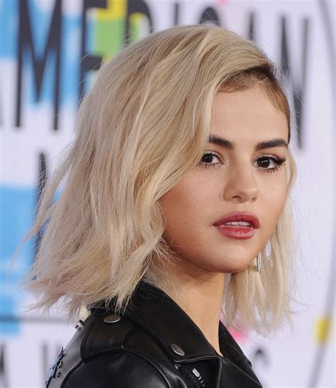 Selena Gomez Surprises Fans With New Blonde Do At The American Music Awards Huffpost Uk Style
