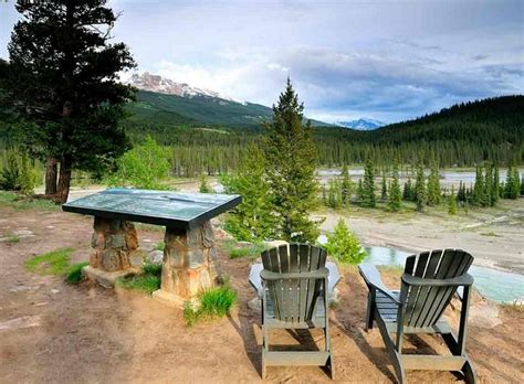 Nestled at the edge of jasper national park (35 minutes from jasper town site), this property is tucked in the rolling hills and is trumped by the beautiful roche à perdrix mountain on the west. TEKARRA LODGE (Jasper Nationaal Park, Canada) - foto's ...