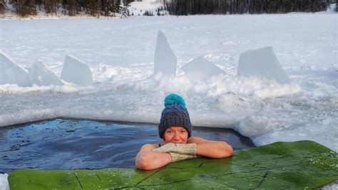 Se Baigner Dans Un Lac Glacé Au Yukon