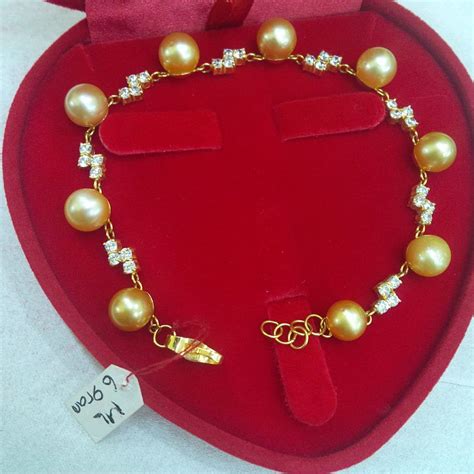 Jenis mutiara beragam, mulai dari mutiara alam, mutiara budidaya, mutiara air laut, maupun mutiara air tawar. Gelang Emas Mutiara Laut Model Zircon Zig Zag