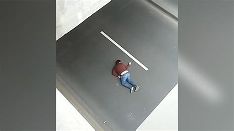 【閲覧注意】陸橋から飛び降り自殺した男性がさらに車に轢かれてしまう映像。 カルマニマ（カルマニア）