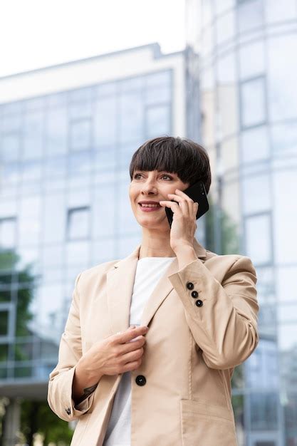 Mulher Linda Falando Ao Telefone Foto Grátis