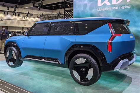 Electric Suv Comparison Hyundai Seven Vs Kia Concept Ev9 Carbuzz