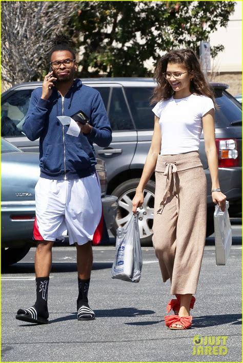 La cantante y actriz, que se hiciera famosa por ser una estrella de disney, apenas tiene 19 años y ya es toda una experta 'trendsetter'. Zendaya Had a Lot to Say About This Paparazzi Moment ...