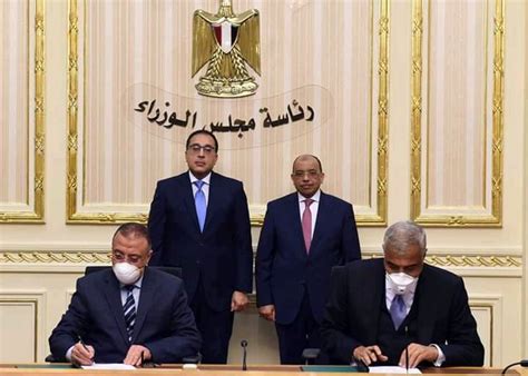 ويقام مشروع مدينة نور على مساحة 5000 فدان بمدينة حدائق العاصمة، باستثمارات قيمتها 500 مليون جنيه، وسيضم 140 ألف وحدة سكنية، ويوفر نحو 3.3 مليون فرصة عمل منتظمة وغير منتظمة. توقيع تسوية مشروع سان ستيفانو بين محافظة الاسكندرية ...
