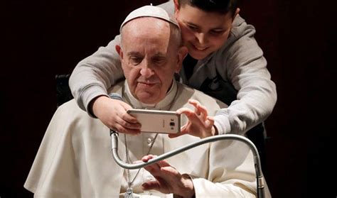 El Papa Reprende A Niños Que Usan El Móvil Mientras Comen Con La