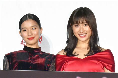 著名话剧演员渊透世（檀丽 饰）去世前，将一支口红交到女儿小累的手中。 这支口红是她和女儿一生幸福与痛苦的源头。 长大以后，脸上留着恐怖疤痕的渊累（芳根京子 饰）见到了曾为母亲担任经纪人的羽生田（浅野忠信 饰）。 芳根京子、土屋太鳳と100回キス!「太鳳ちゃんとのキスは挨拶 ...
