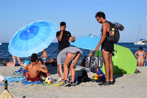 kostenlose foto strand meer menschen schirme people on beach ferien spaß sommer