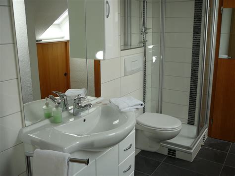 Schon beim frühstück empfängt sie sie mit guter laune, einem reichhaltigen frühstücksbuffet und vorschlägen, wie sie ihren tag am besten gestalten. Appartement - Pension "Haus drei Tannen" - Schieder ...