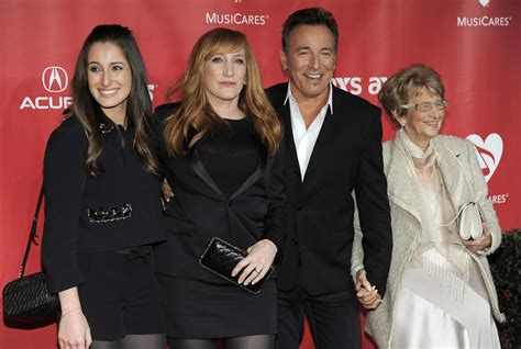 Jessica springsteen, the daughter of bruce springsteen and patti scialfa, is ranked 27th in the in case you haven't figured it out by now, her father is bruce springsteen and her mother is patti. Springsteen, mom dance together to celebrate her birthday