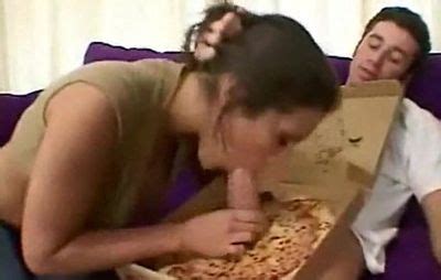 Madura Paga La Pizza Chup Ndole La Polla Al Repartidor Y Follando