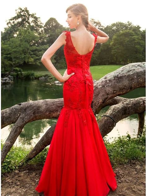 In seguito è passato a indicare specificamente l'abito lungo portato ancor oggi da persone di entrambi i sessi e di tutte le età. Abito da Sposa colorato a sirena in pizzo rosso ...