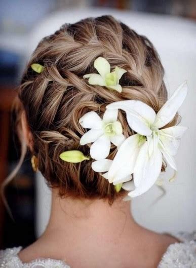 We all dream of the perfect beach wedding with warm weather, lots of sunshine, and a cool breeze. 5 Fantastic Beach Wedding Hairstyles with Flower ...