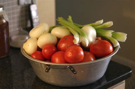 What does half bushel of tomatoes weigh? Thrift at Home: A Bushel and a Half of Tomatoes