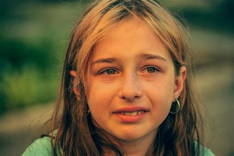 Portrait De Gros Plan De Jeune Fille Avec Des Larmes Pleurs Photo stock Image du dépression