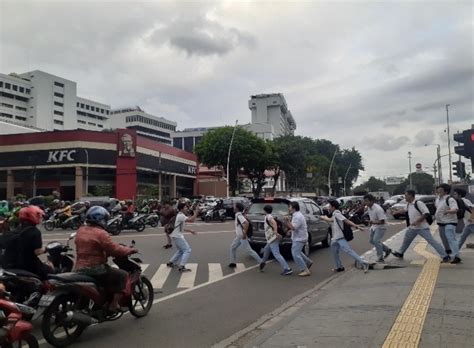 Kreativitasnya yang terlewat batas terkadang membuat sebal juga. Gokil! Ulah Anak Kanisius Ini Bikin Ngakak | DBL ID