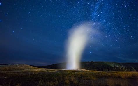 Minden Nap Más Old Faithful Geyser At Night Yellowstone Np [oc] [2200 X 1375]