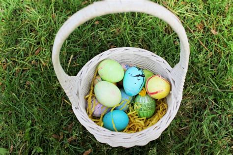 Fill them with candy, chocolate eggs, pencil crayons, or even small toys. Mini Easter Baskets - A Beautiful Easter Craft Made with Paper Plates!