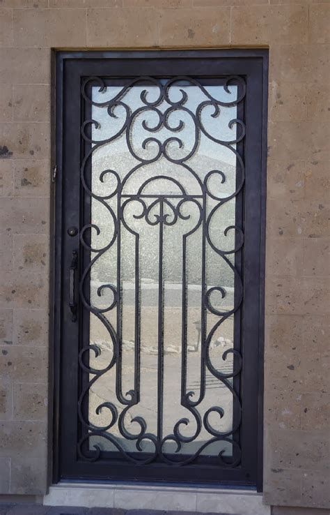 Pintu besi dinilai lebih aman dibanding pintu model lain, karena biasanya orang akan kesulitan membuka sesuatu yang terbuat dari besi. Gambar Desain Pintu Teralis Besi 2014