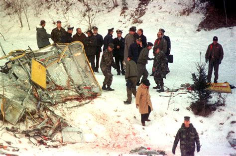 L'accident est survenu vers 12h30 à 100 mètres de la station du sommet, selon un communiqué du l a chute d'une cabine de téléphérique a fait 13 morts et deux blessés graves dimanche à stresa. Funivia di Cermis, 4o anni fa la prima tragedia in cui ...
