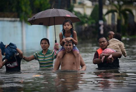 Manila Mayhem Day 3 300000 Displaced As Rains Pound Capital